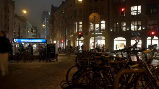 Νυχτερινή Πόλη Βερολίνο Bike Parking — Αρχείο Βίντεο