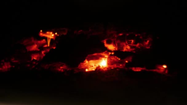 래크는 숯불을 튀기며 난로에서 장작을 태운다 시간의 — 비디오