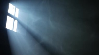 Işınla tüttür. Pencereden düşen ışık. Döngüsel