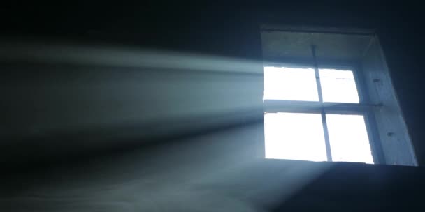 Rauch Einem Strahl Licht Fällt Aus Einem Fenster Zeitraffer — Stockvideo