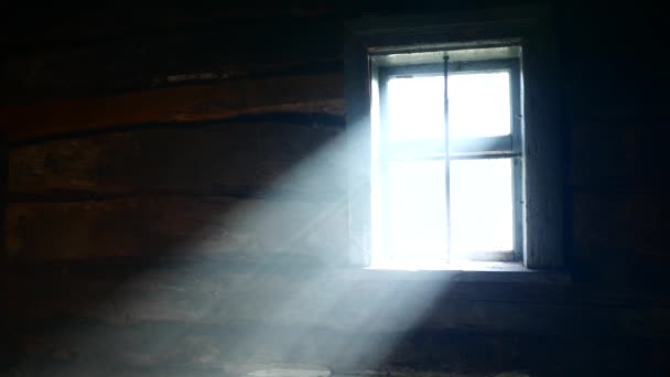 Rauch Einem Strahl Licht Fällt Aus Einem Fenster — Stockvideo