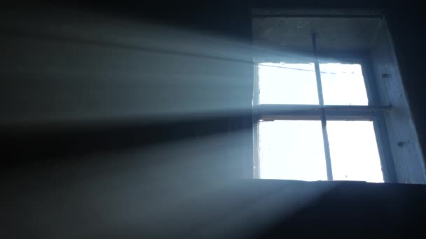 Fumez dans un rayon. Lumière tombant d'une fenêtre. Un homme passe par la fenêtre 