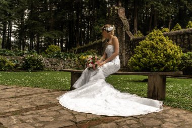 Düğün buketiyle şehvetli gelin