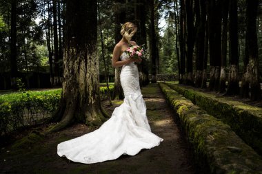 Ormanda gelinliği olan romantik gelin.