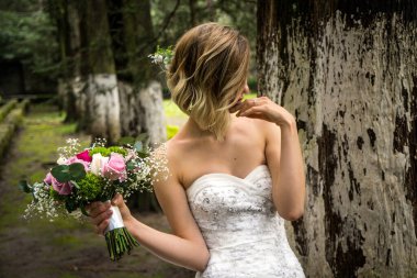 Güzel çiçekleri olan genç bir gelinin portresi