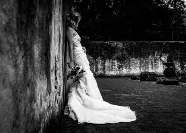 Muhteşem elbisesi olan güzel gelin