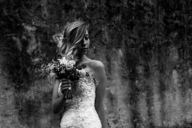 Muhteşem elbisesi olan güzel gelin