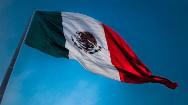 Meksika bayrağı ve güzel mavi gökyüzü