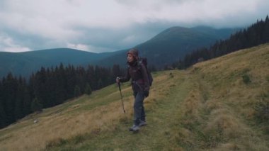 dağlarda hiking Genç beyaz kadın