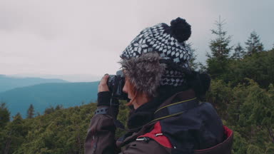 kadın fotoğrafçı ormanda fotoğraf çekmek 