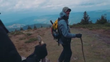 Dağlarda hiking arkadaş grubu