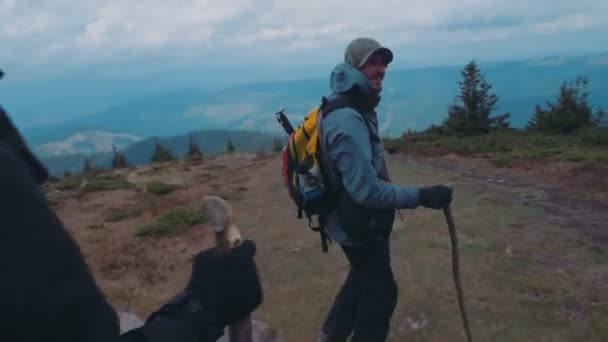 Groep Vrienden Wandelen Bergen — Stockvideo