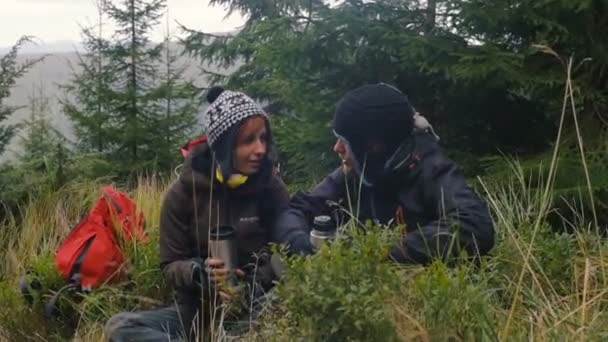 Jovem Casal Feliz Beber Chá Nas Montanhas — Vídeo de Stock