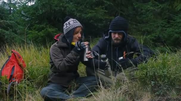 年轻快乐夫妇在山上喝茶 — 图库视频影像