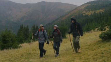 Dağlarda hiking arkadaş grubu