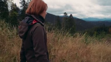 dağlarda hiking Genç beyaz kadın 