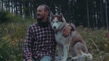 Beyaz erkek Sibirya husky köpek ile dağlarda hiking