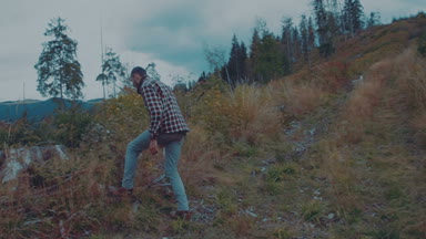 Beyaz erkek dağda hiking