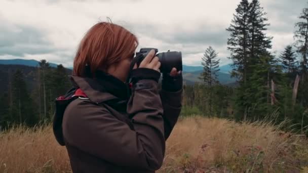 Fotógrafa Femenina Tomando Fotos Montañas — Vídeos de Stock