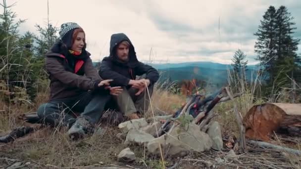 Νέοι Αγάπη Ζευγάρι Κάθεται Κοντά Την Πυρά Προσκόπων Στα Βουνά — Αρχείο Βίντεο