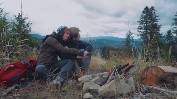 Jovem Casal Amoroso Sentado Perto Fogueira Nas Montanhas — Vídeo de Stock