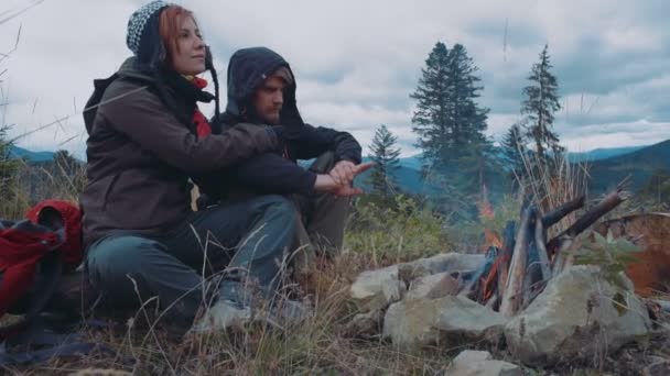 Νέοι Αγάπη Ζευγάρι Κάθεται Κοντά Την Πυρά Προσκόπων Στα Βουνά — Αρχείο Βίντεο