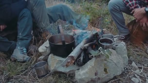 Groep Vrienden Zitten Buurt Van Het Kampvuur Bergen — Stockvideo