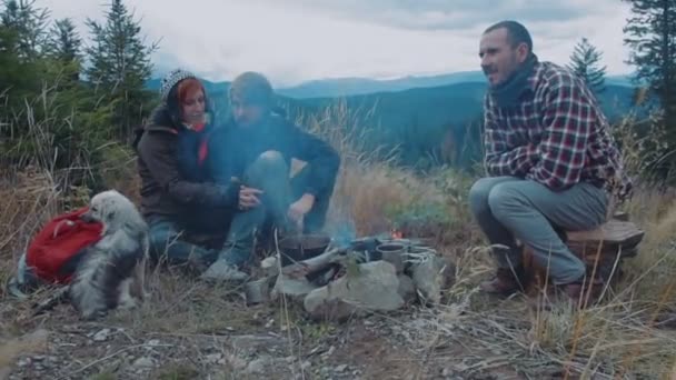 Groep Vrienden Zitten Buurt Van Het Kampvuur Bergen — Stockvideo