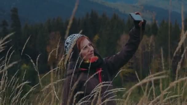 Fêmea Tomando Selfie Usando Seu Telefone Montanhas — Vídeo de Stock