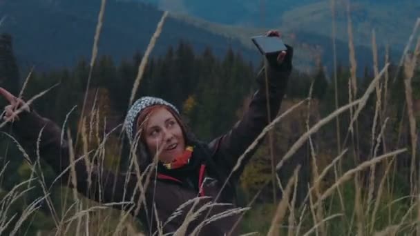 Frau Macht Selfie Mit Ihrem Handy Den Bergen — Stockvideo