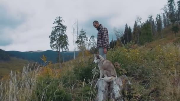 Macho Caucásico Senderismo Las Montañas Con Perro Husky Siberiano — Vídeos de Stock