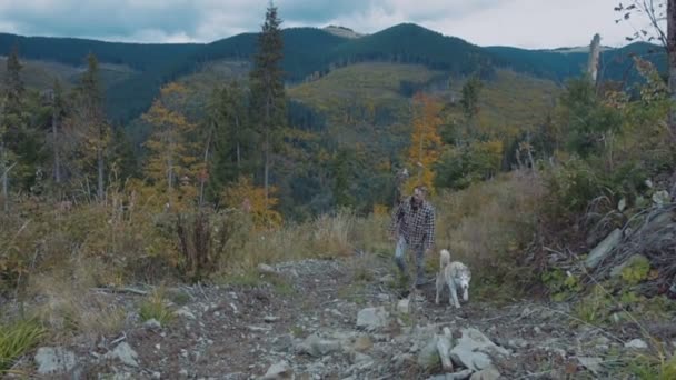 Caminhadas Masculinas Caucasianas Montanhas Com Cão Husky Siberiano — Vídeo de Stock