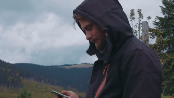 Νέοι Πεζοπόρος Άνθρωπος Μιλώντας Στο Τηλέφωνο Στα Βουνά — Αρχείο Βίντεο