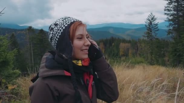 Jeune Randonneuse Parlant Téléphone Dans Les Montagnes — Video