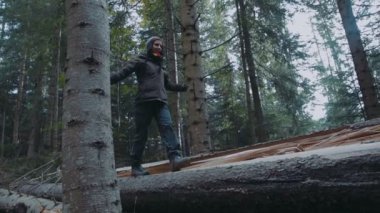 Genç kadın dağ ormanda yürüyüş