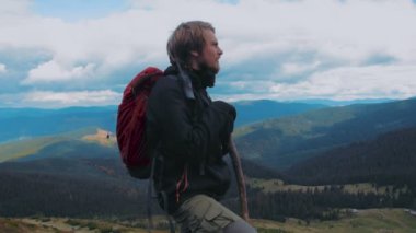 Beyaz erkek dağda hiking