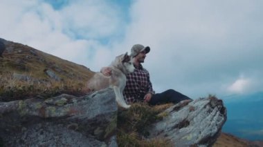 Beyaz erkek Sibirya husky köpek ile dağlarda hiking