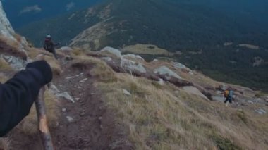 Sibirya husky köpek ile dağlarda hiking arkadaş grubu