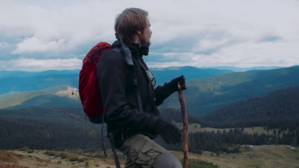 Caminhadas Masculinas Caucasianas Nas Montanhas — Vídeo de Stock