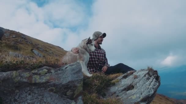 Kaukasisch Mannetje Wandelen Bergen Met Siberische Husky Hond — Stockvideo