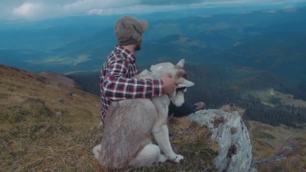 Kaukasisch Mannetje Wandelen Bergen Met Siberische Husky Hond — Stockvideo