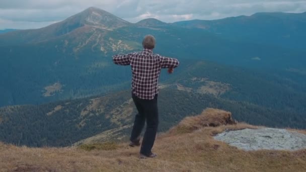 Hombre Bailando Divirtiéndose Montañas — Vídeos de Stock