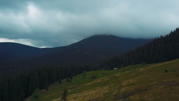 Letecký Pohled Krásné Karpaty Krajina Při Západu Slunce Nízkými Mraky — Stock video