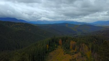 Alçak bulutlar ile günbatımı sırasında güzel Karpat Dağları manzara havadan görünümü