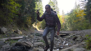 adam sırt çantası ile ormanda hiking 