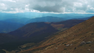 Alçak bulutlar ile günbatımı sırasında güzel Karpat Dağları manzara havadan görünümü