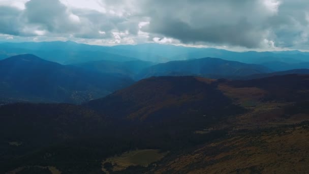 Letecký Pohled Krásné Karpaty Krajina Při Západu Slunce Nízkými Mraky — Stock video