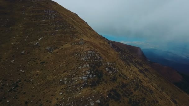 Αεροφωτογραφία Του Όμορφη Καρπάθια Όρη Τοπίο Στην Ομίχλη Των Νεφών — Αρχείο Βίντεο