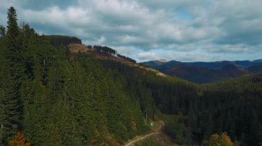 Gün batımı sırasında güzel Karpat Dağları manzara havadan görünümü