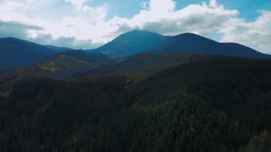Gün batımı sırasında güzel Karpat Dağları manzara havadan görünümü
